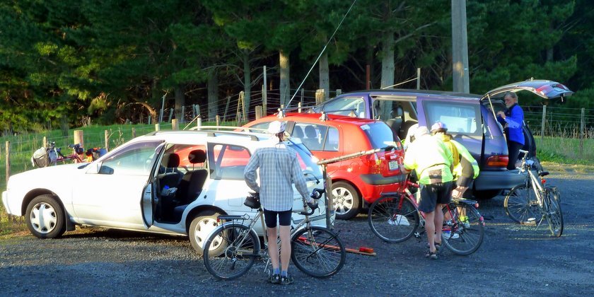 Packing_bikes_to_cars-1.JPG (122616 bytes)