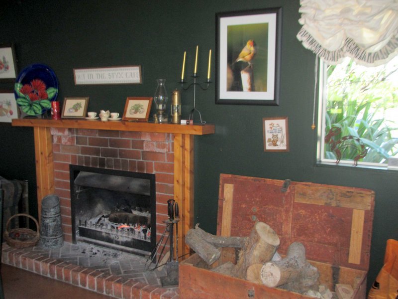 Fireplace-001.jpg (93057 bytes)