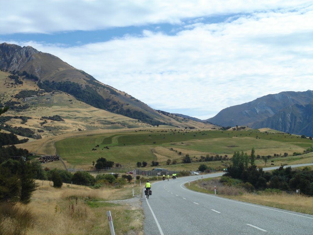 Lake_Hawea_landscape.jpg (360574 bytes)
