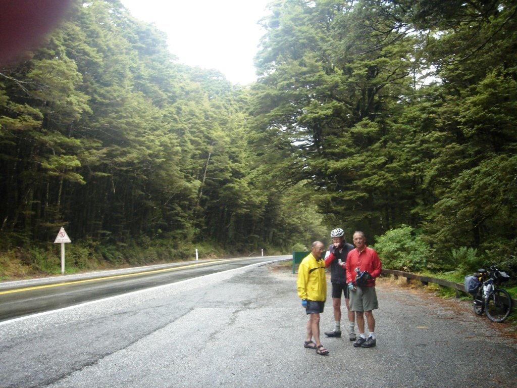 Haast_Pass_summit.jpg (413823 bytes)