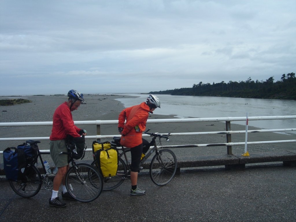 Haast_River_mouth.jpg (302492 bytes)