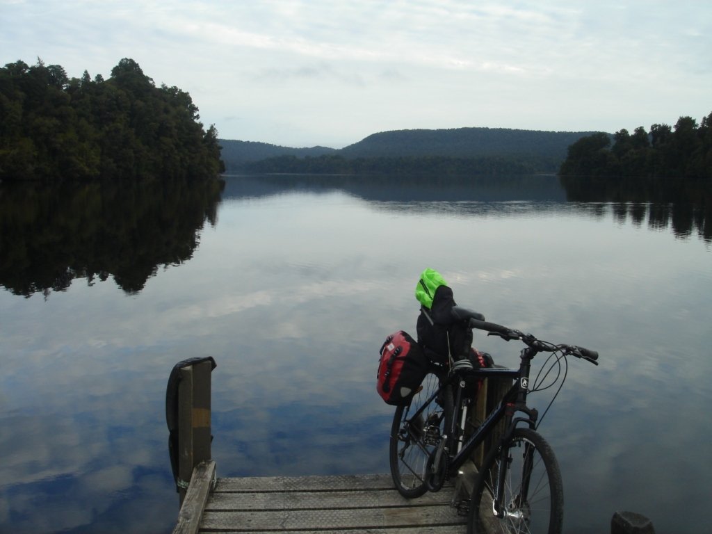 Lake_Mapourika.jpg (265246 bytes)