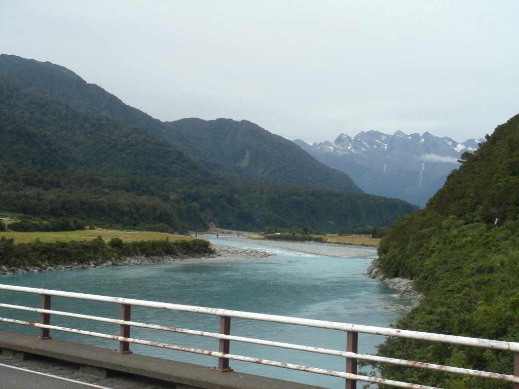 Waitangitanoa_River.jpg (304012 bytes)