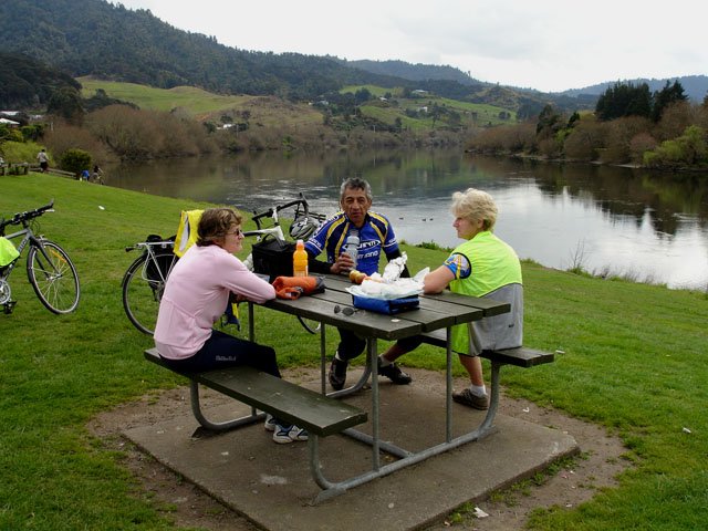 008lunch.JPG (87837 bytes)