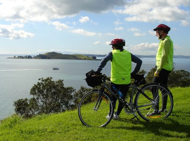 Browns_Island_Cyclists.JPG (64599 bytes)