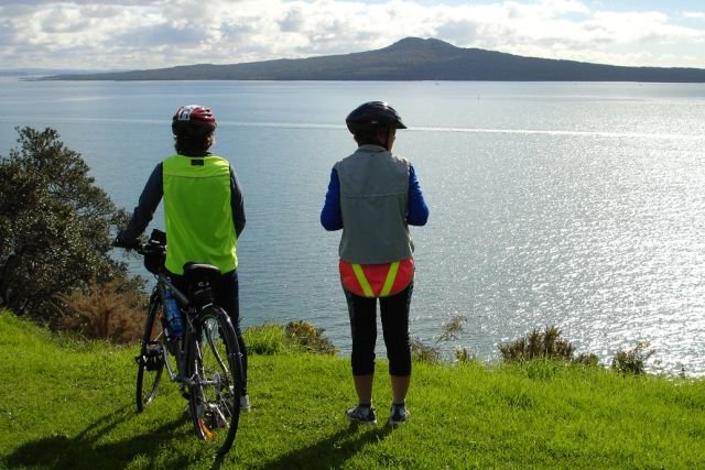 Rangitoto_Cyclists.JPG (66211 bytes)