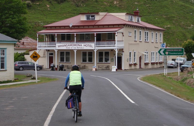 Whangamomona Hotel-1.jpg (97977 bytes)