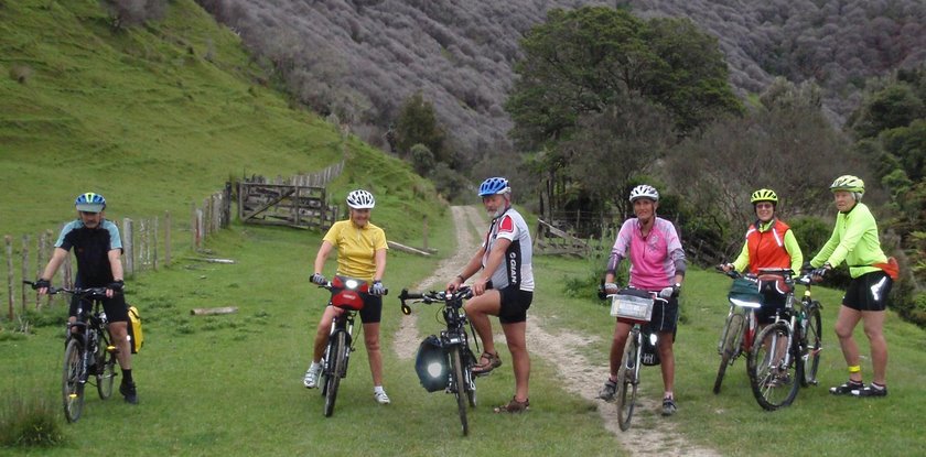 Group on the Whangamonona Rd-1.jpg (94753 bytes)
