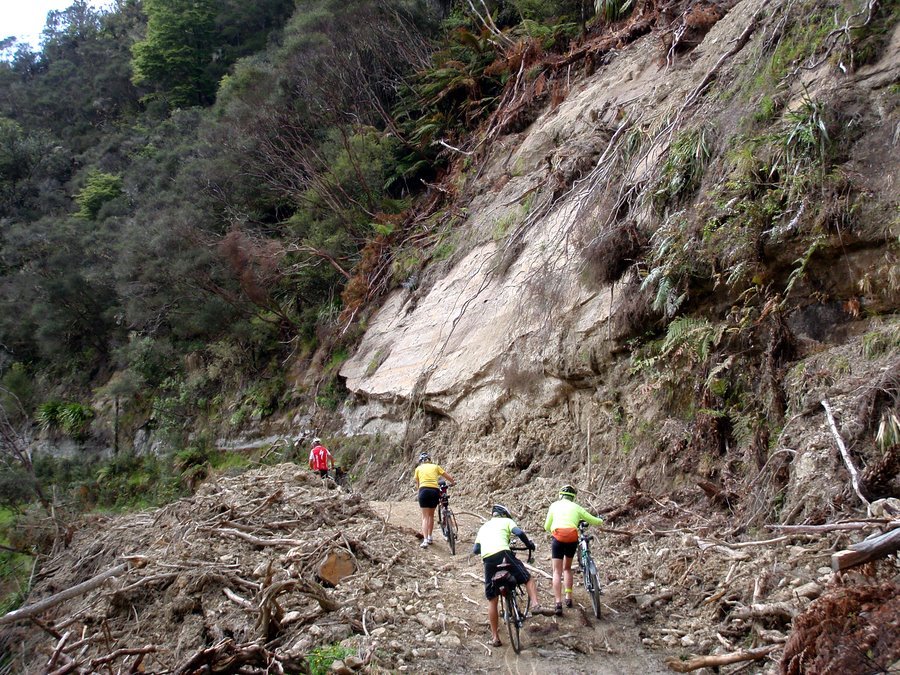 Slip on the Whangamomona Rd-1.jpg (260667 bytes)