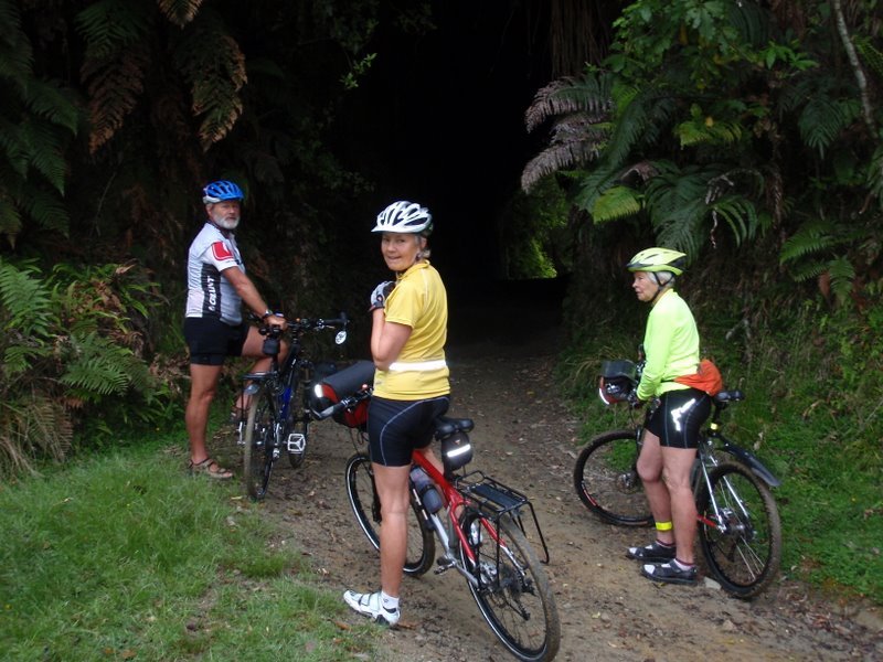 Tunnel nr Whangamomona River-1.JPG (126344 bytes)