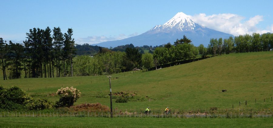 Heading towards Waitara-1.jpg (81287 bytes)