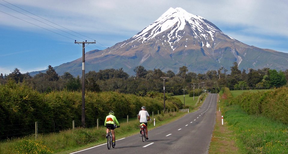 Foothills of the North Egmont Rd-1.jpg (116353 bytes)