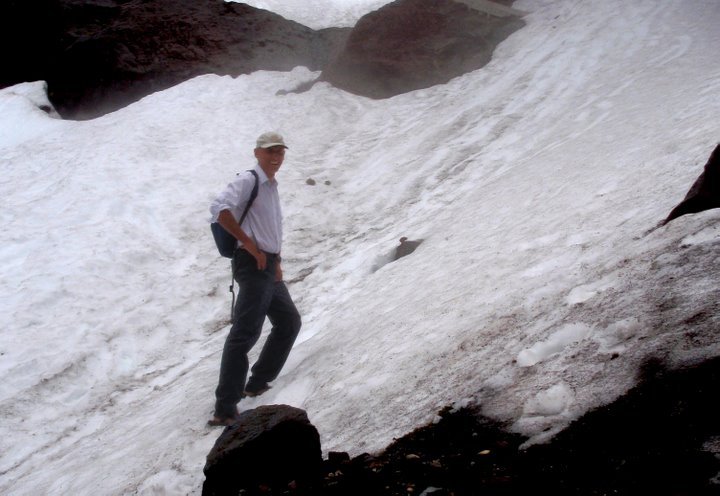 Snow gulley on Egmont-1.jpg (72595 bytes)