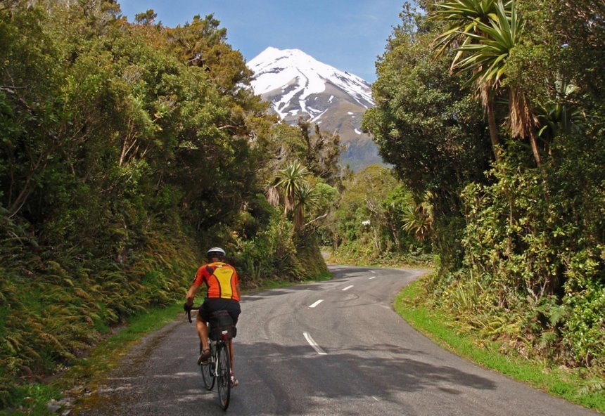 Toiling up the North Egmont Rd-1.jpg (167118 bytes)